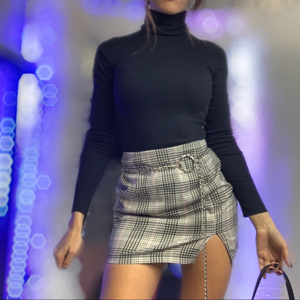 🕸🖤 High waisted plaid mini skirt w/ slit 🖤🕸